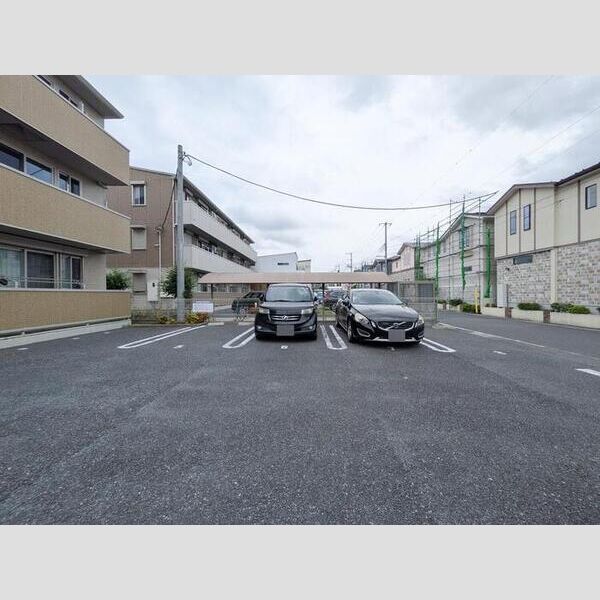 プランドール幸房　弐番館301号室 駐車場