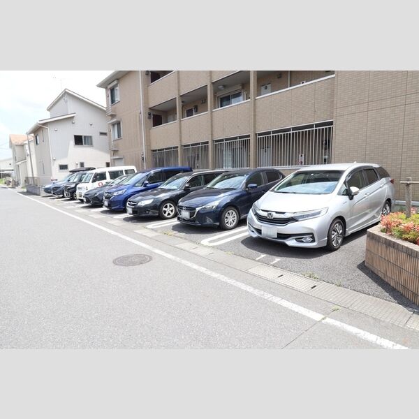 ルミエール中央 駐車場