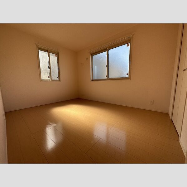 ドゥジェーム三山102号室 洋室