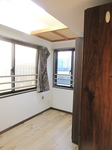 ライオンズガーデン東大島5階 納戸約3.0畳　※内装前、カーテン撤去予定