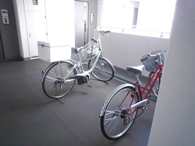 プライムアーバン久米川604号室 自転車駐輪場　無料　各フロアに駐輪スペースあり
