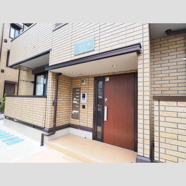 プレジール エントランス(オートロック・集合ポスト・宅配ボックス)