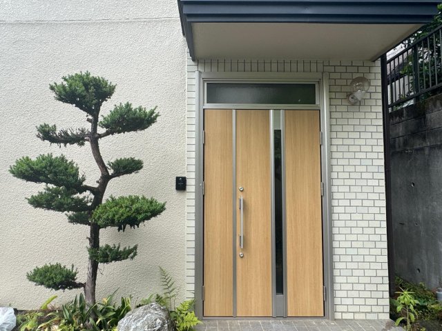 緑風の戸建 玄関ドアは新設から4年ほど。軽く開くしセキュリティもばっちり
