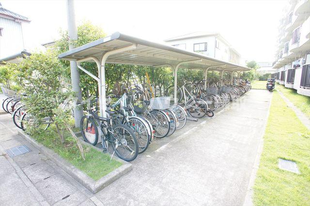 アヴニール梨の樹0102号室 入居者専用の屋根付駐輪場です
