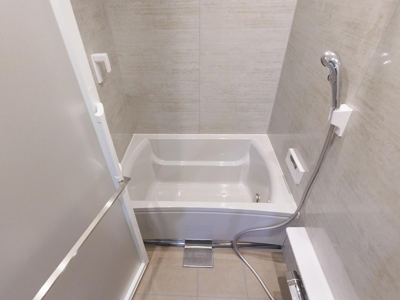 WIZBELL 浴室乾燥機能付き、壁は全面マグネット、床は硬く傷に強い