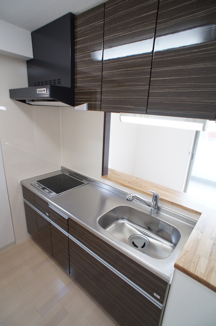 グリシーヌ・ユイット コンパクトなキッチンで掃除もラクラク