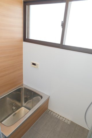 北欧andフレンチのデザイナーズリノベ戸建 内窓付、床がシートのため冬もあったか。追い焚き機能付