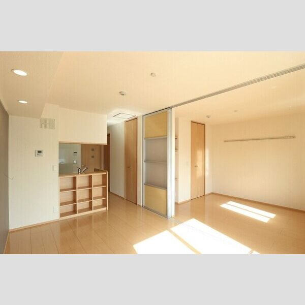 クレシアコート リビングから洋室