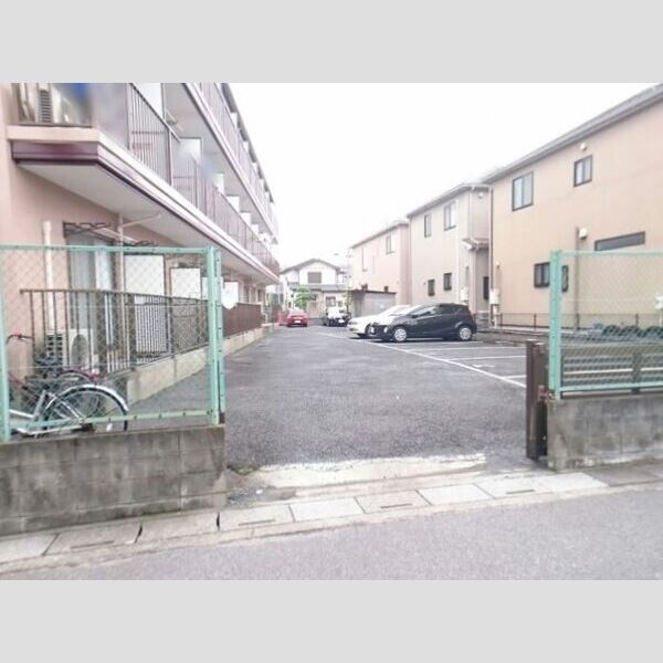 クレスト 駐車場