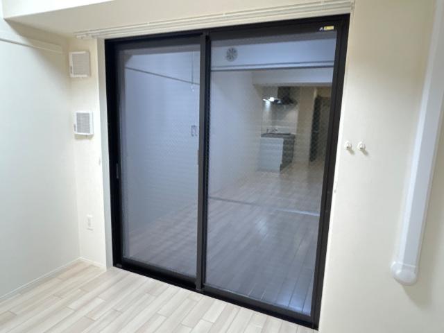 ピーニャ市川102号室 窓シャッター