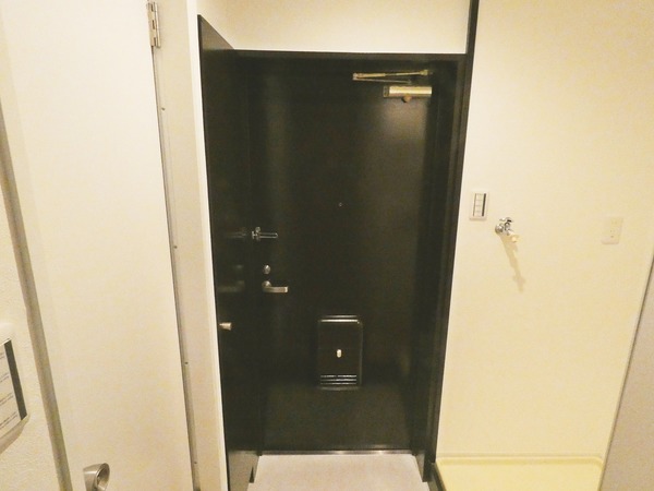 クリオ片倉町参番館103号室 玄関