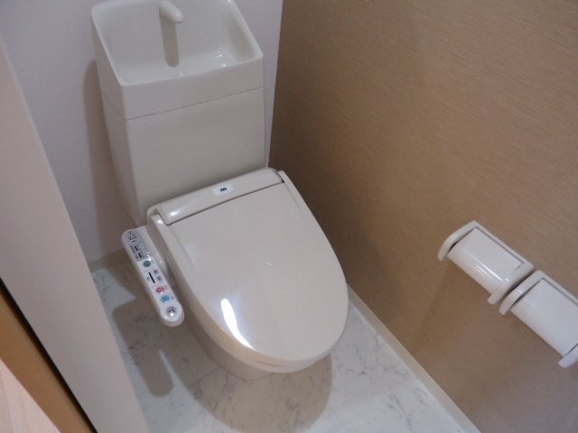 ラークヒル103号室 シャワー付トイレ