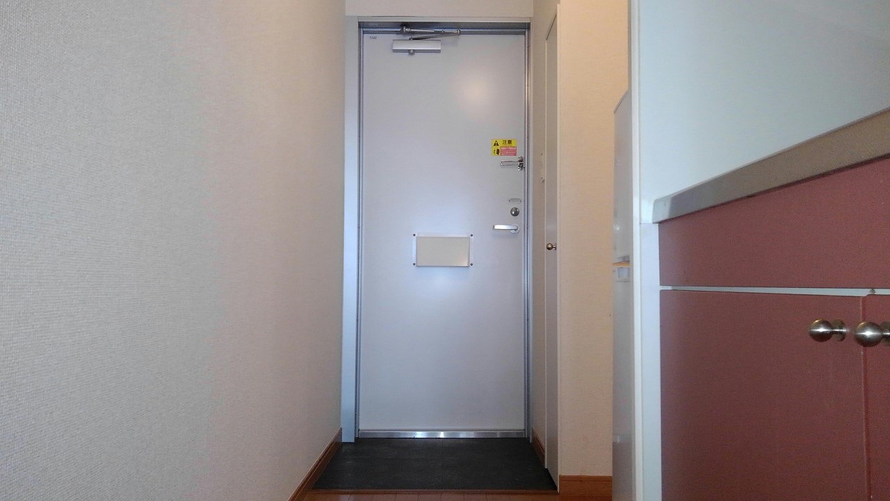 レオパレスマシェリ305号室 玄関