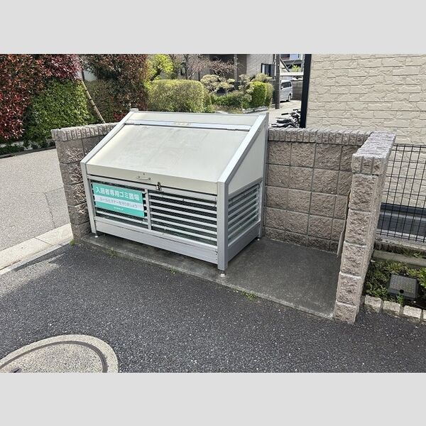 レジデンスフジミ203号室 敷地内ゴミ置き場