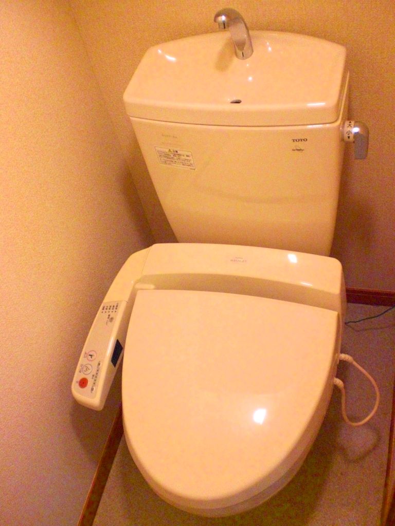 レオパレス今泉109号室 温水洗浄便座で寒い冬も快適です。