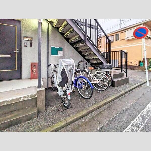 フローラK 駐輪場