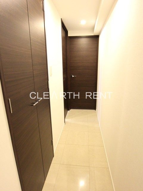 コンシェリア新橋 ＭＡＳＴＥＲ’Ｓ ＶＩＬＬＡ14階 タイル貼りの廊下/高級感が漂います