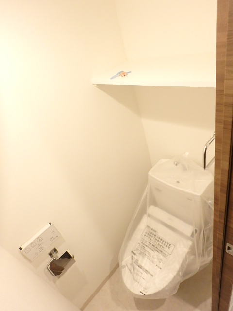 ガーラ・ヴィスタ練馬5階 シャワー付きトイレ/上部にも収納スペースあり