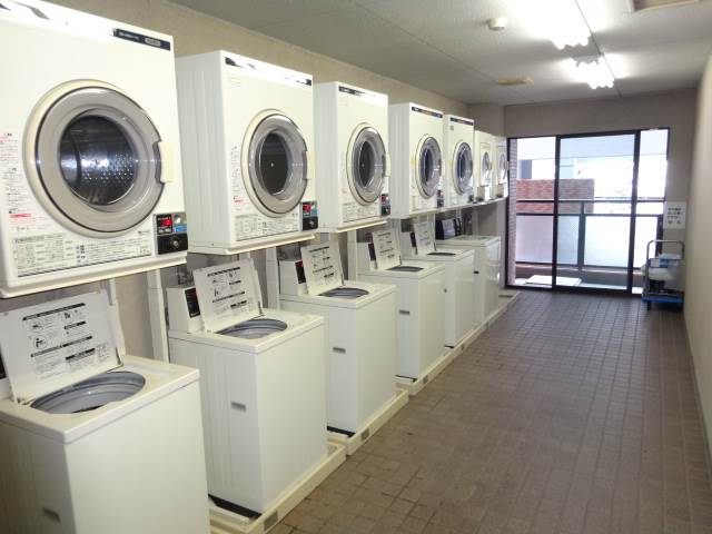 ライオンズマンション海老名3階 敷地内コインランドリー