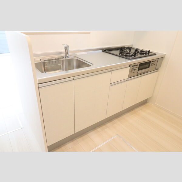 フラーリッシュ101号室 対面式3口ガスコンロ付システムキッチン