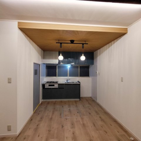 Cozy House南鎌ヶ谷デザイナーズリノベ戸建 新設システムキッチンと3つ口ガスコンロ。下がり天井と間接照明