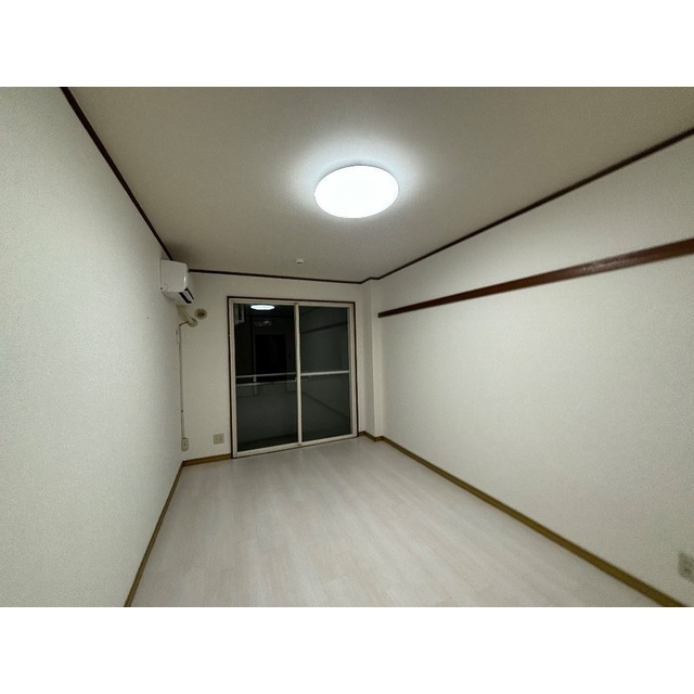 シャトーロマネ105号室 リビング