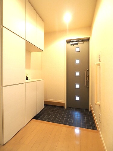 新宿区左門町戸建 玄関