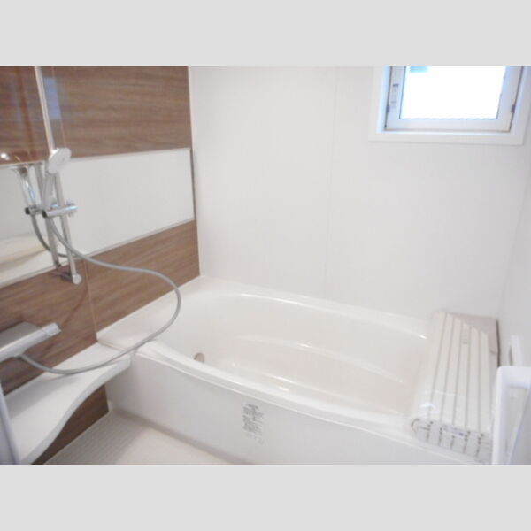 SAKURA TERRACE102号室 追い焚き給湯機能付き浴室(小窓付)