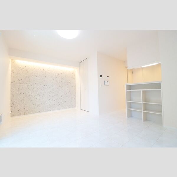 PRIMAVERA 一面デザインクロス施工と大理石柄のフローリングでおしゃれです♪