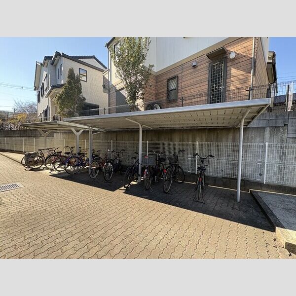 ニュー・トリヴァンベールユアサ 駐輪場