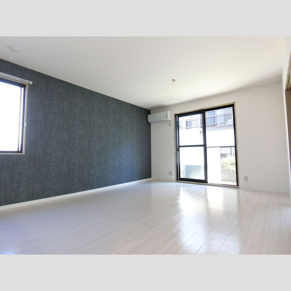 パティオ101号室 床はホワイトウッド調のCFで明るいです♪