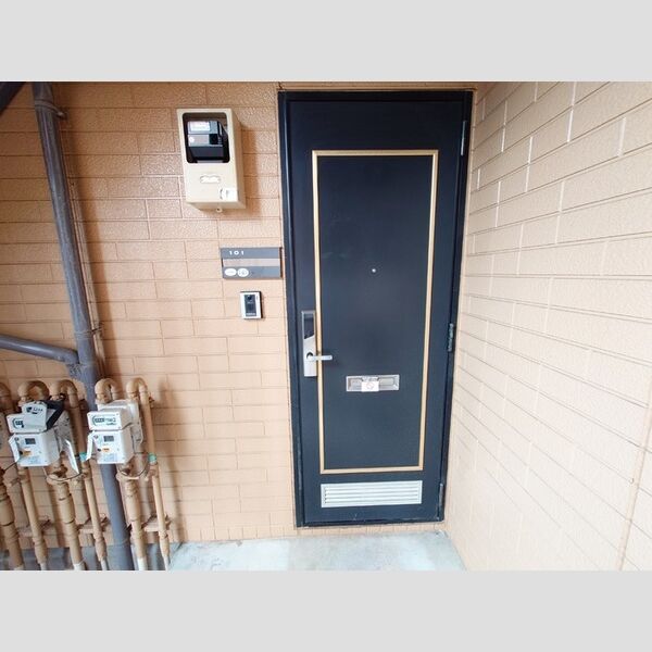 ストークコートN101号室 玄関表