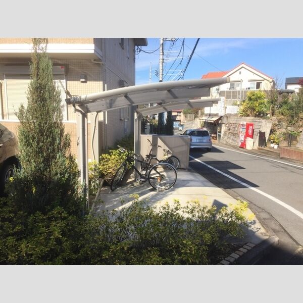 Shizuku103号室 屋根付駐輪場
