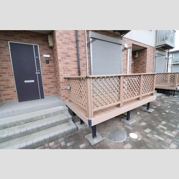 パークサイド　A 玄関外側、テラス