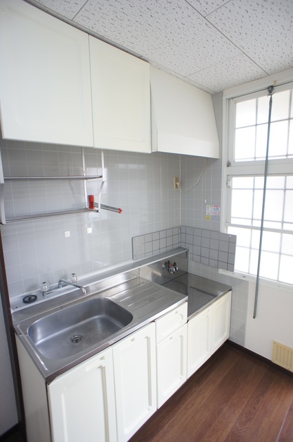 ハイツ近藤 明るいキッチンスペース