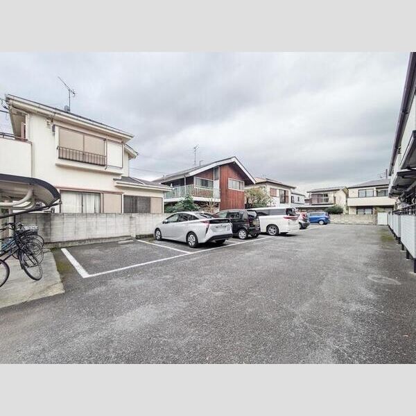 クウィンスコート 駐車場