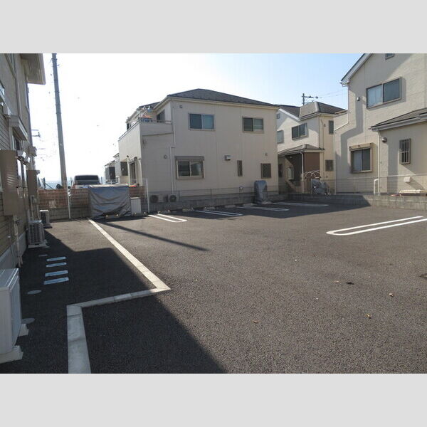 コンフォルトカーサ101号室 前向き駐車でお願いします。