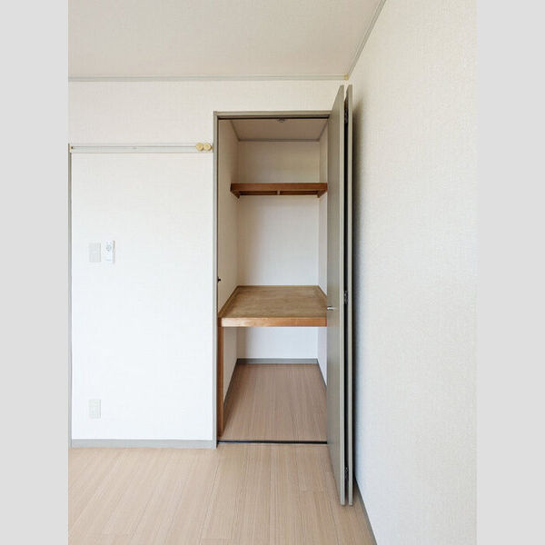 ピュアコート　(3)参番館305号室 物入