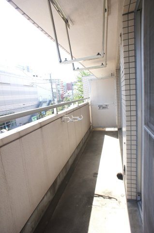 宍田ビル バルコニーからの眺めを楽しみながら食事をしませんか