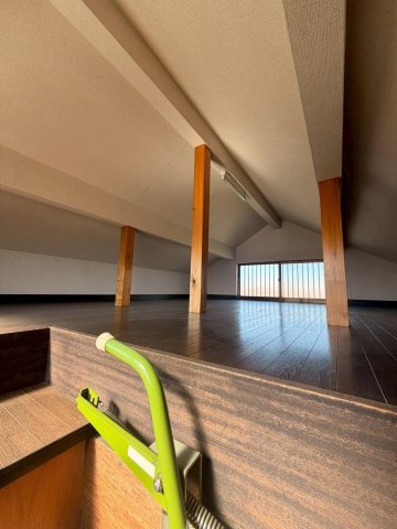 富士見市羽沢戸建て 13帖のグルニエ。窓2つ付き。子ども部屋や収納部屋として。