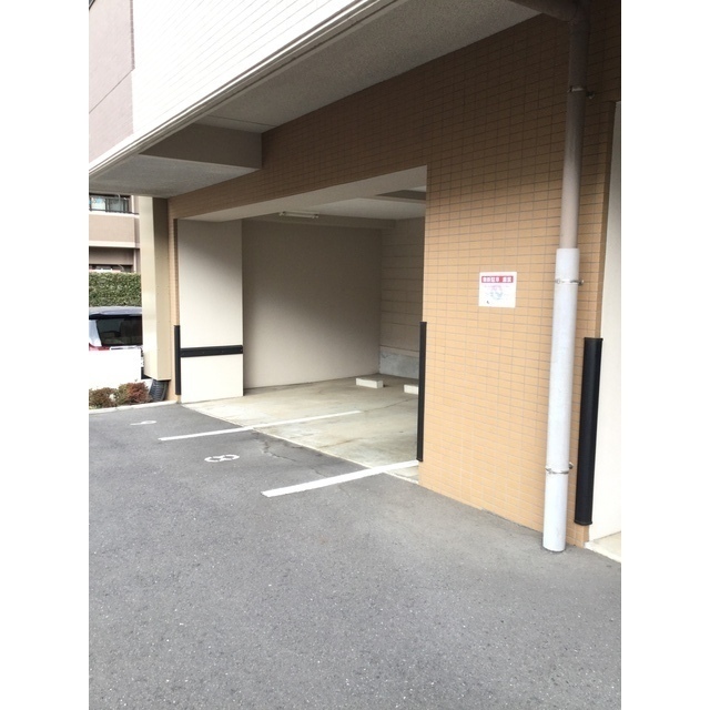 サンジェームス303号室 駐車場