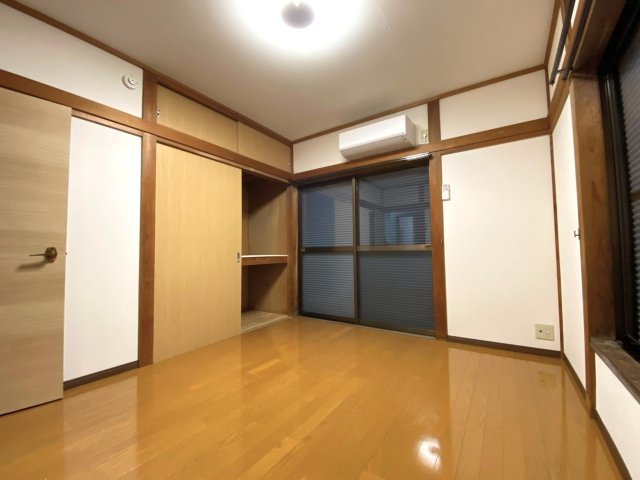 Lino新小岩 洋室２：二面窓で風通し良好、収納たっぷり