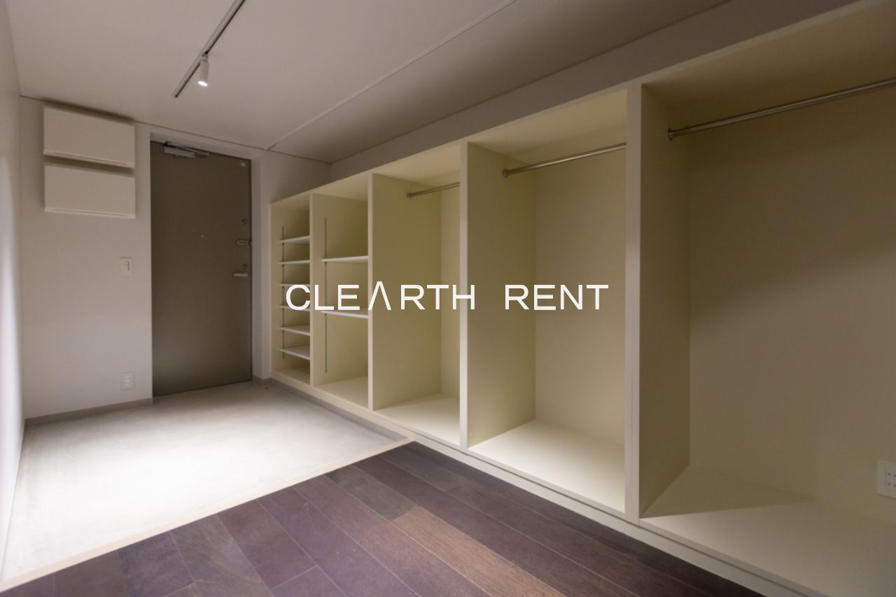 アスタルテ上原2階 1 階には玄関とゆとりある収納空間を配置。