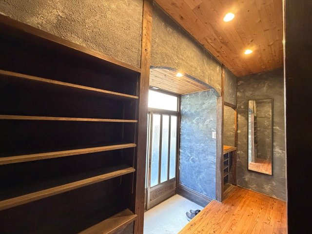 大人の隠れ家ヴィンテージ一軒家 漆喰塗り玄関