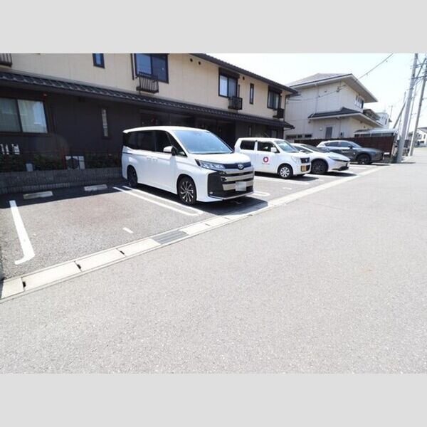 WEST COURT 楓 駐車場