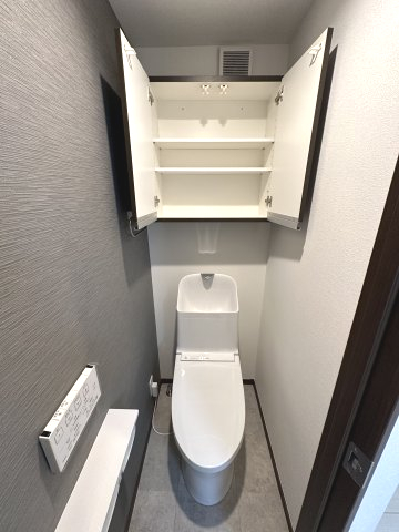 ベイルーム湘南台104号室 温水洗浄便座付き＆便利な収納付きです♪