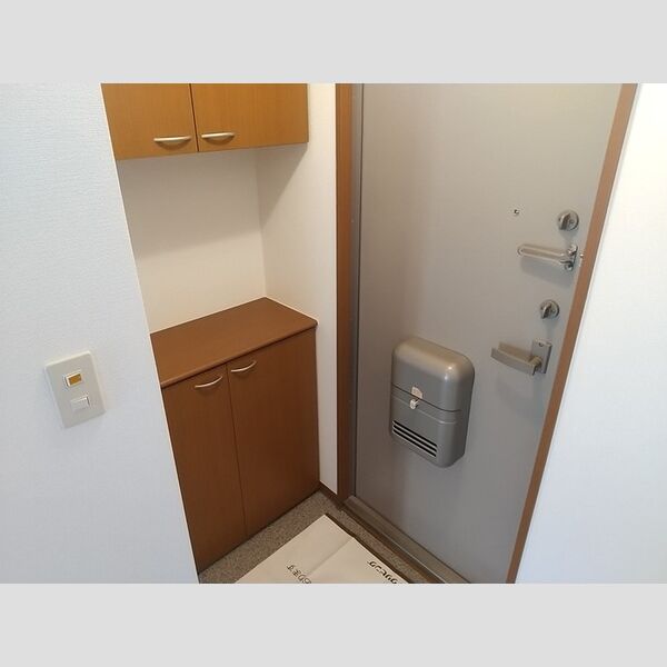 プリシェール公園前201号室 玄関