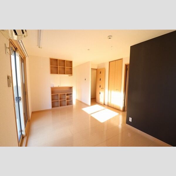 エミール・オガワ　A・B棟 リビングルーム　10.5帖