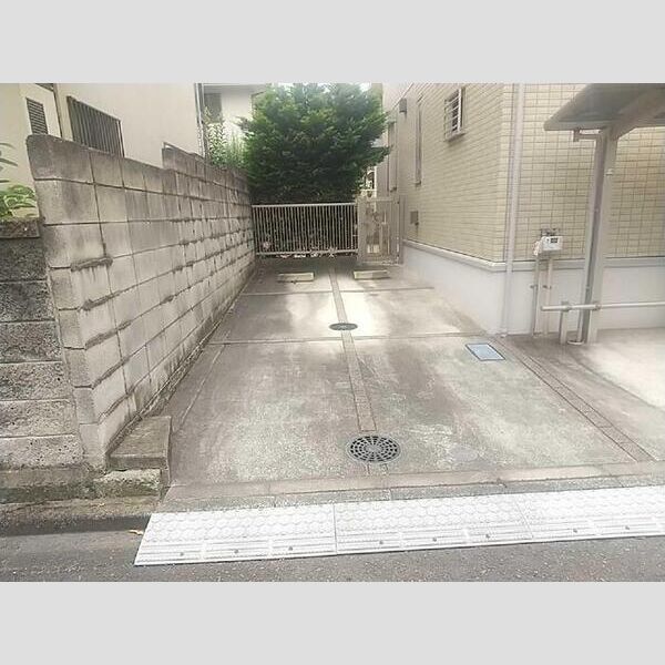 セントヴィラージュ聖蹟101号室 駐車場