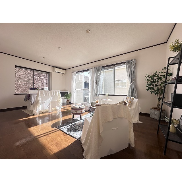 林コンパウンド 2面採光有り明るいリビング